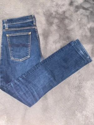 mörkblå nudie jeans - tja bror säljer dessa feta nudie jeans då jag köpte fel storlek och har ingen användning av dem.       de är helt oanvända och pris kan diskuteras 
