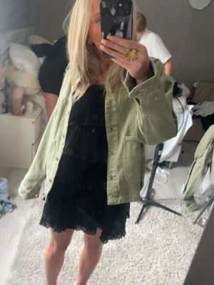 Grön jeansjacka från Zara  - Snygg grön jeansjacka från Zara, passar perfekt till alla outfits. Storlek S ❣️