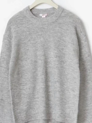 Grå stickad tröja från Gina Tricot - Grå stickad tröja från Gina Tricot med rund halsringning. Storlek 146/152 men sitter som en XS. 💗