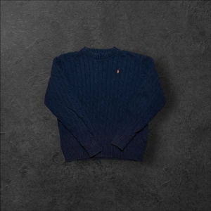 Polo Ralph Lauren kabelstickad tröja - herr strl M - Säljer en marinblå Ralph Lauren kabelstickad tröja i storlek M (passar S) med märke på bröstet  👕 Märke: Ralph Lauren 📏 Storlek: M (passar S) 🎨 Färg: Marinblå 📍 Skick: Bra skick (se bilder)  💬 Har du några frågor är det bara att höra av dig! 💰 Vid snabb affär kan priset diskuteras. 📦 Skickar alltid inom 24 timmar!
