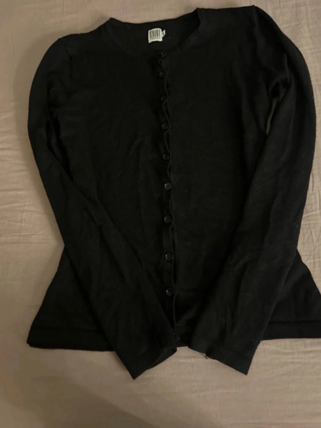 Svart kofta med knappar - 1