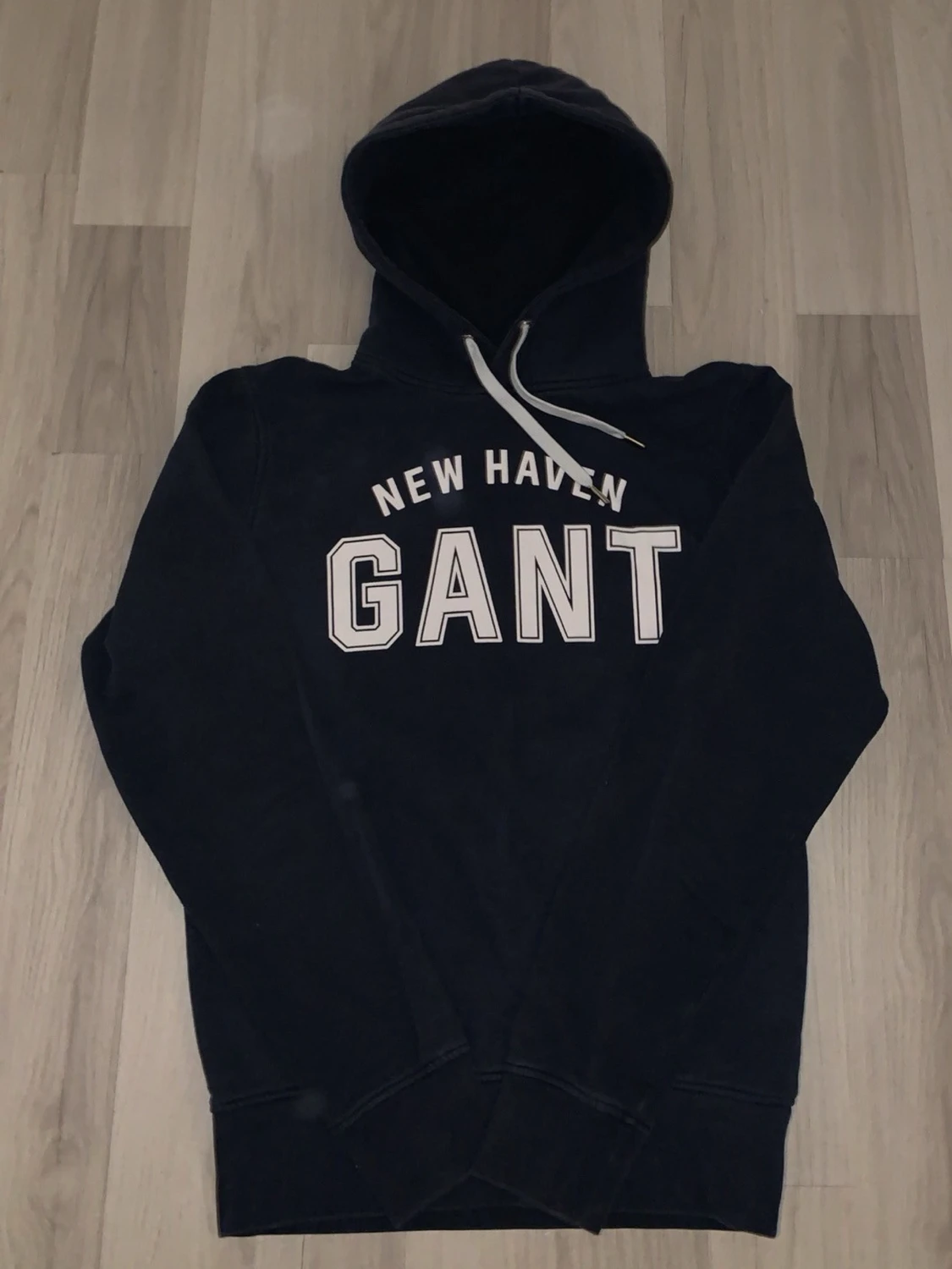 Mörkblå hoodie från GANT