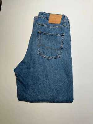 Blå jeans från Jack & Jones stl 29, 32 - Klassiska blå jeans från Jack & Jones med raka ben och baggy passform. Modell Baggy Alex. Skickas eller hämtas i Karlstad 