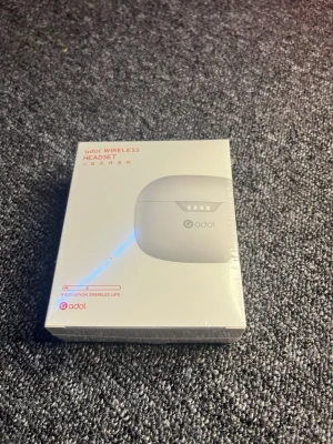 Adol trådlösa in-ear hörlurar vita - Snygga vita trådlösa in-ear hörlurar från Adol med laddningsetui. Kommer med extra silikontoppar och USB-C laddkabel. Smidig och modern design, perfekt för musik och samtal på språng.