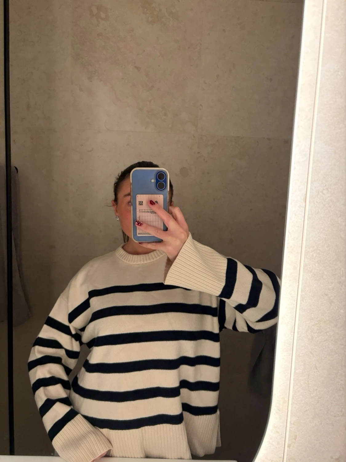 Randig stickad tröja i offwhite och marinblå - 3