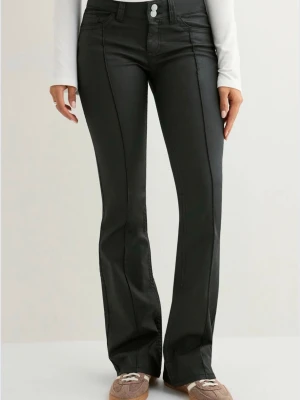 Nelly skinnbyxor - jag säljer helt oanvända populära Nelly-jeans i storlek 34. Skicka ett meddelande om du vill ha fler bilder.🤩