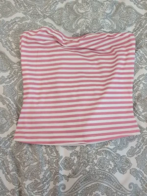 Råda och vit tibe top💕 - Lite genomskinlig men bra att ha över bikini 💕👙 i xs/xxs