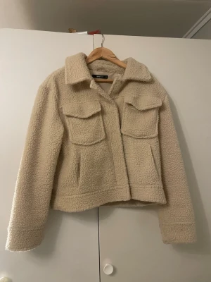 Teddy jacka - BEHÖVER BLI AV MED SNABBT Väldigt skön och har använts nagra fätal ganger. Haller än varm mot varen. Priset gar att diskuteras