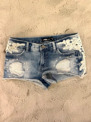 Jeansshorts  - Väldigt söta jeanshorts i storlek S! Perfekta till sommarn💖 Tror märket är Newyorker men är inte helt säker 