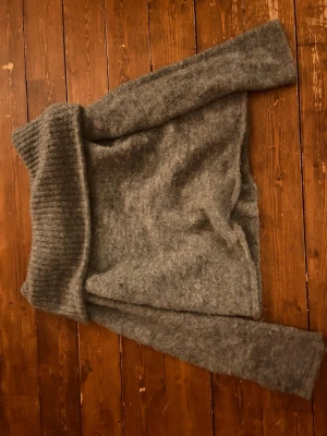 Grå polotröja från Pieces - Mysig grå polotröja från Pieces i storlek S. Tröjan har en bred, ribbad polokrage och är långärmad med en loose passform. Perfekt för kyliga dagar och enkel att styla med dina favoritjeans eller kjol, pris kan diskuteras 💕💕