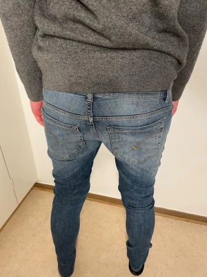Dondup jeans - Dondup jeans i storlek 30/31                             Modell George                                                           De har lite slitningar men själv tycker jag mest att de ger jeansen en snyggare look