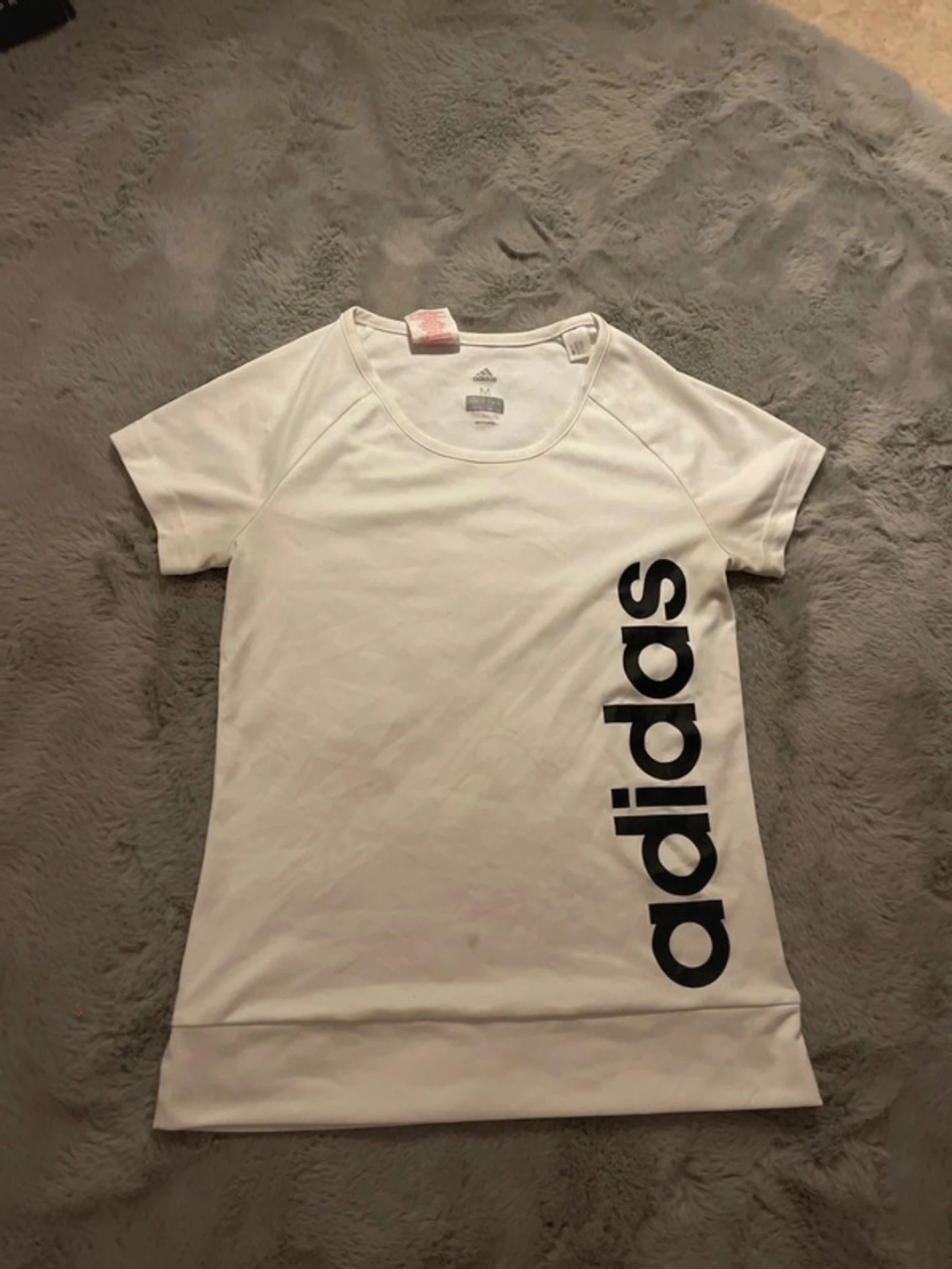 Vit Adidas t-shirt med logga