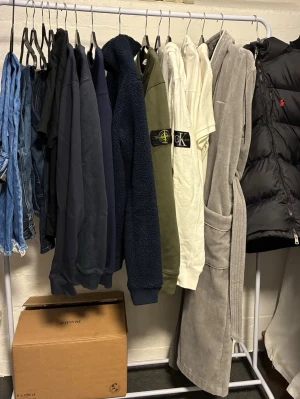 Utförsäljning av märkeskläder  - Säljer en massa kläder på mitt konto, bara höra av sig vid intresse så svarar jag så snabbt som möjligt, inget av priserna är hugget i sten! 