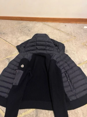 Moncler cardigan  - Säljer nu denna blåa moncler cardigan då den inte kommer till användning längre. Perfekt för kommande väder nu. Pris kan diskuteras vid snabb affär!