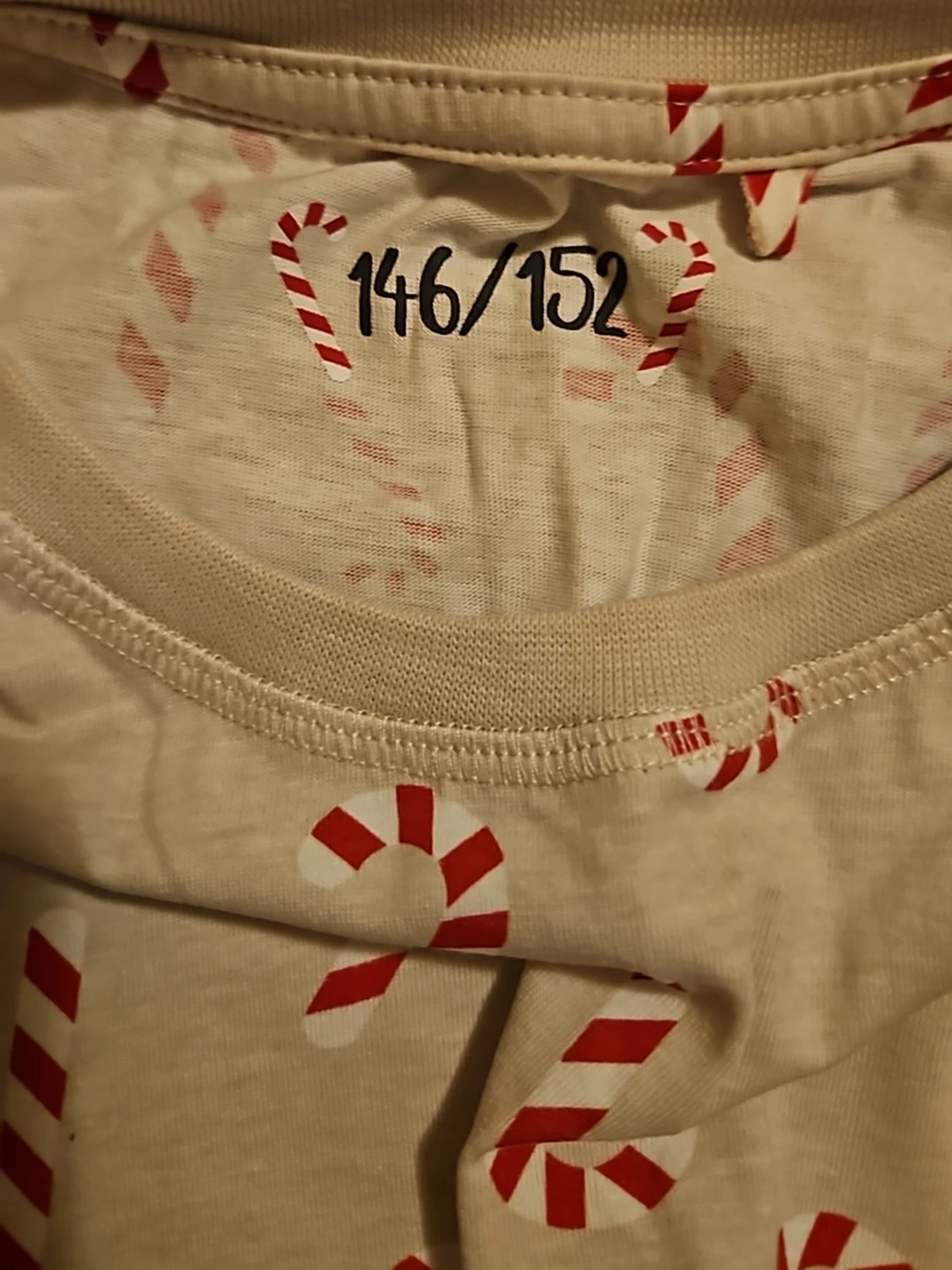 Beige pyjamas med polkagrisar - 4