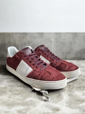 Valentino Flycrews - Säljer ett par riktigt feta flycrews i en underskattad vinröd färg. Skicket på dessa är väldigt bra med alla nitar kvar! Storlek 45 kan passa 46. Dustbags tillkommer! Vid fler frågor och funderingar är det bara att höra av sig!                                               Fraktar inom 24h📦.                                         Kan även byta emot flycrews i storlek 46/47