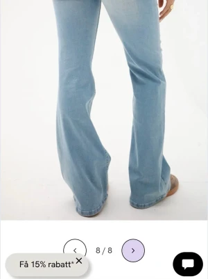 Ljusblå low waist bootcut jeans - Snygga ljusblå jeans med bootcut passform. Jeansen har låg midja och är tillverkade i mjukt denimtyg som ger en bekväm känsla. Skulle nog passa alla mellan 30-36 då de e väldigt stretchiga! De är använda en gång men har ett litet hål längst ner på byxan där man inte ser.