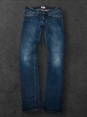 Hilfiger Denim jeans - strl 31/34 slim fit - Säljer ett par blå Hilfiger Denim jeans, modell Scanton, i storlek W31 / L34  👕 Märke: Hilfiger Denim 📏 Storlek: W31 / L34 📌 Passform: Slim fit 🎨 Färg: Blå denim (light wash) 📍 Skick: Mycket bra skick (se bilder)  💬 Har du några frågor är det bara att höra av dig! 💰 Vid snabb affär kan priset diskuteras. 📦 Skickar alltid inom 24 timmar!