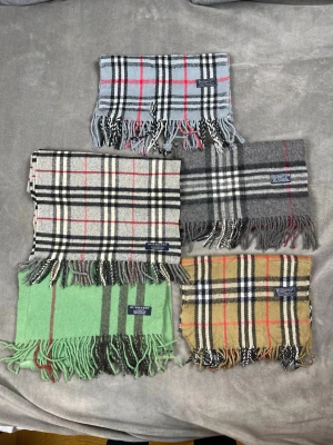 5 st burberry halsdukar  - 5 st burberry halsdukar i fint skick! Alla för 499 kr. Hör av dig ifall du vill köpa styck vis eller t.ex 3 st. 