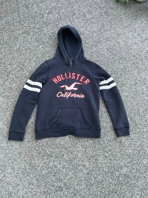Sällsynt hollister hoodie - Unik hollister hoodie som ej går att få tag på längre. Storlek M. Den är nästan som ny. Personen på bilden är 183 cm lång. Skicka prisförslag 