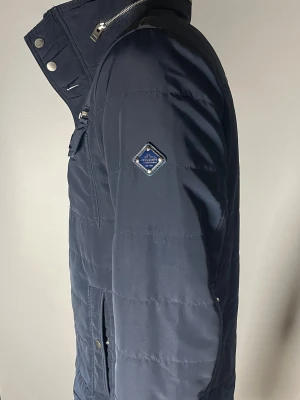 J.Lindeberg field jacket - Säljer en riktigt snygg och trendig J.Lindeberg field jacket i fint skick, storlek M, vid frågor är det bara att skriva //Gramenti