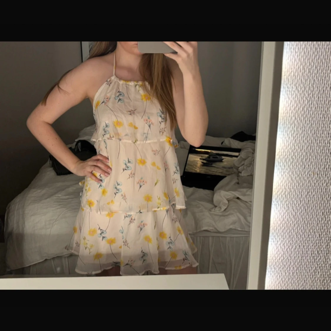 Blommig kortklänning med volanger - 3