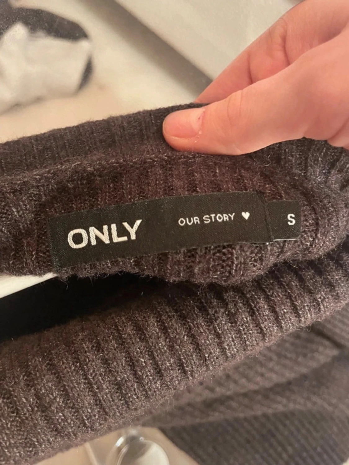 Brun offshoulder stickad tröja ONLY - 1