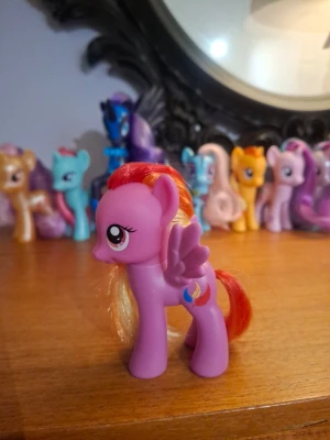 My little pony Feathermay - Ovanlig my little pony samlar figur med lite klippt hår. 2010, håret är i fint skick annars och det är inga andra skavanker. Kolla in min profil för fler ponnys! 