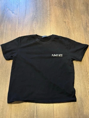 Svart AMIRI t-shirt med tryck - Storlek M men något oversized, passar även L