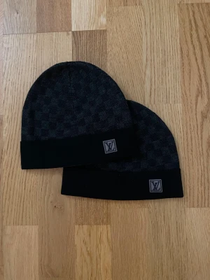Mössor - RESTOCK❗️  Äntligen fått in massivs med LV mössor återigen, finns i både grått & svart, bästa bästa batchen på marknaden, box går även & ordna!❗️ 600kr st 👏 Självklart helt nya
