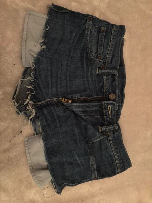 Mörkblå jeansshorts med fransig kant - Säljer dom här kläder, skriv om ni vill köpa nått plagg. Storlekarna är från xs-M