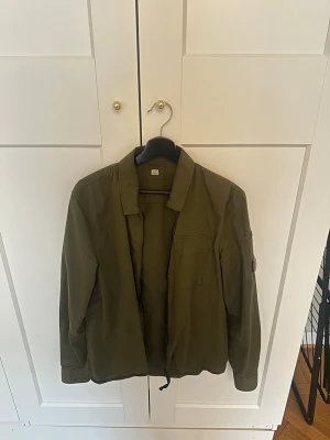Cp company overshirt i mycket bra skick - Säljer nu min gröna cp company overshirt.  Overshirten är i mycket bra skick och ni kan scanna qr-kod för att verifiera plaggets äkthet.  Nypris runt 3000 kr  Säljes för 1200 eller 900 vid snabb affär. Jag svarar inte på bud under 900