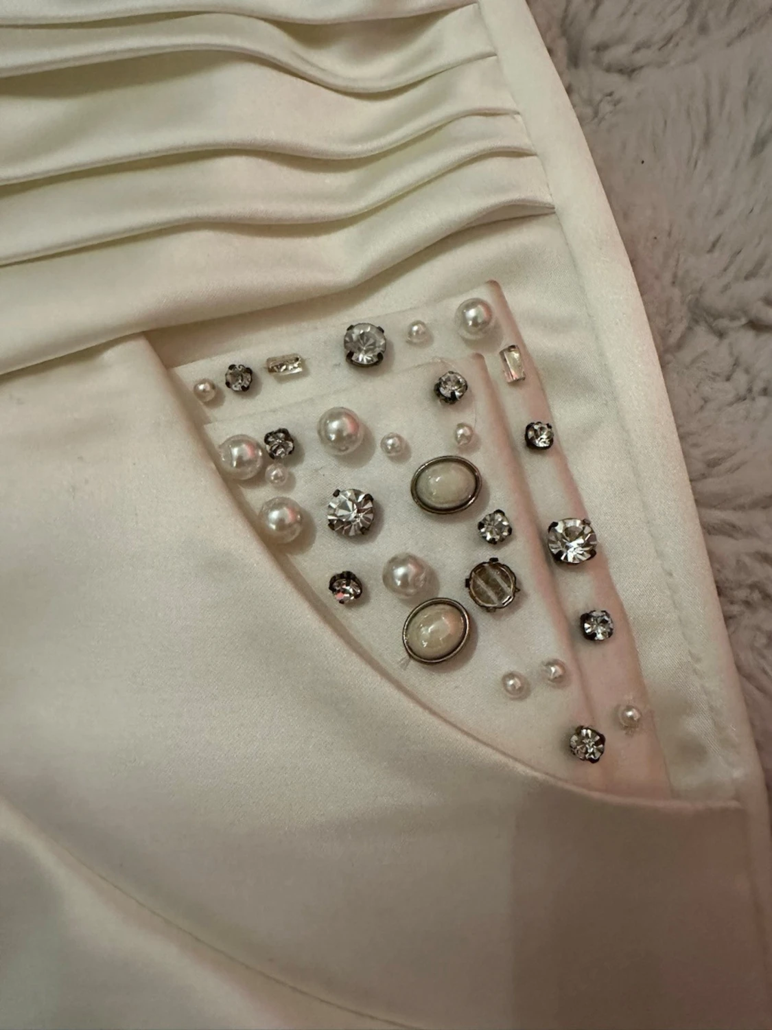 Vit kort klänning med pärlor och strass - 1