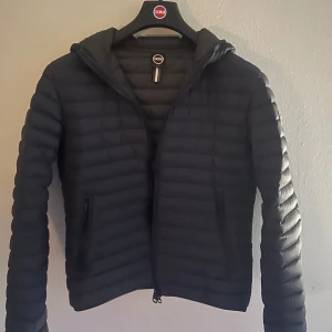 Mörk blå pufferjacka från Colmar - Säljer en svart pufferjacka från Colmar .