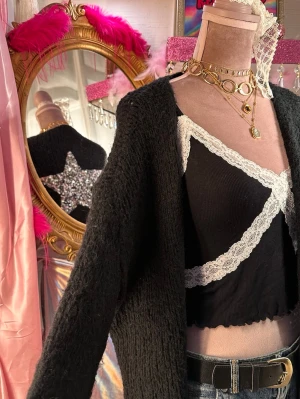 Svart vintage stickad mohair med paljett stjärna kofta - Gör ett statement med denna magiska mohair-kofta som har en stor, gnistrande paljettstjärna på ryggen!  Brand : Giulia Notte (Made in Italy) Storlek: One Size (Passar allt från S till L beroende på önskad passform) Material: Lyxig mix med 30% mohair Skick: Mycket fint skick 