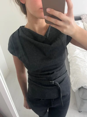 Topp - Mönstrad topp med ett litet bälte🤩Aldrig kommit till användning.