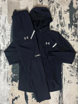 Under Armour Tracksuit.  - Finns i storlekar! Hör av dig för att få rätt storlek!