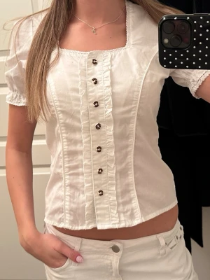 Vit korsettopp - Så snygg topp som är korsett i bak och med fina knappar framtill❣️