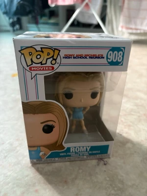 Romy Funko pop - Bilderna visar en Funko Pop! figur från filmen 'Romy and Michele's High School Reunion', 