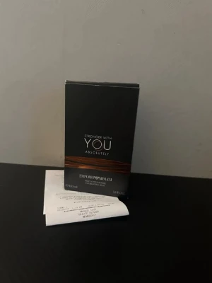 Stronger With You  - Emporio Armani Stronger With You Absolutely EdP, 100 ml. En modern och populär doft i snygg förpackning. Perfekt för dig som vill sticka ut med stil. Tillverkad i Frankrike. Ingredienser finns på förpackningen.