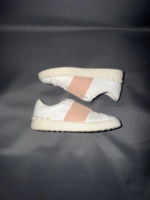 Valentino Open - Vita Valentino Opens med rosa detalj, bra skick, lite smutsiga