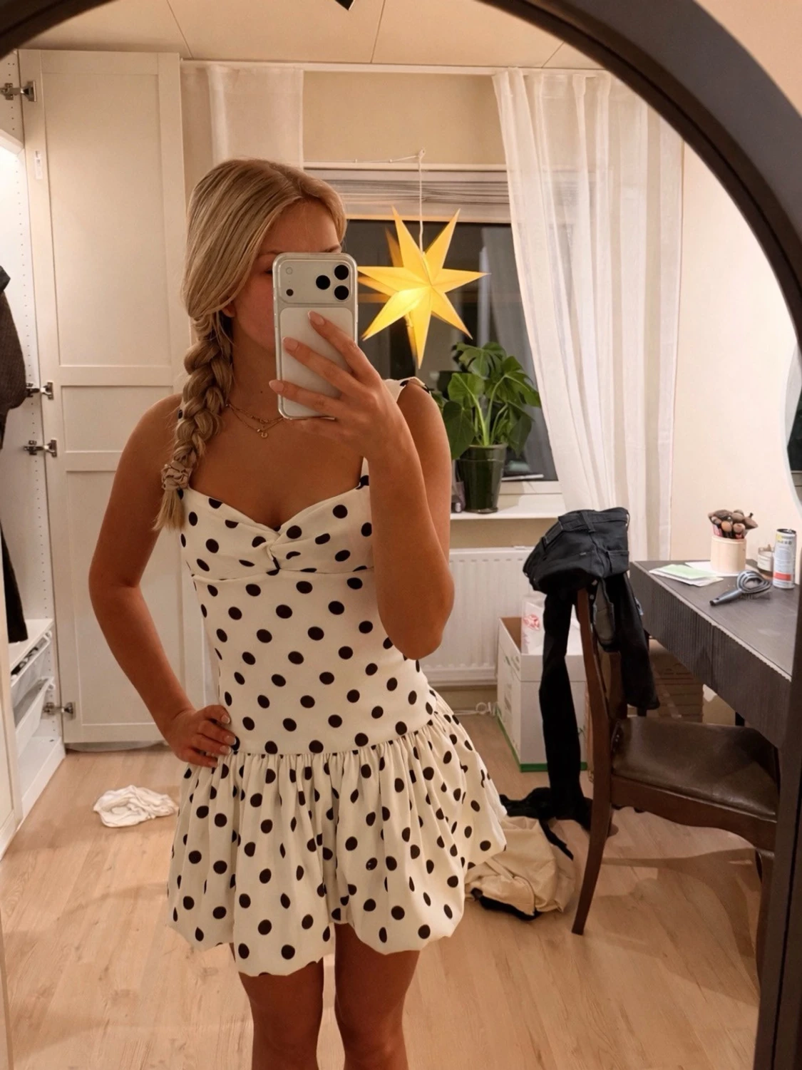 Vit kortprickig klänning med volangkjol