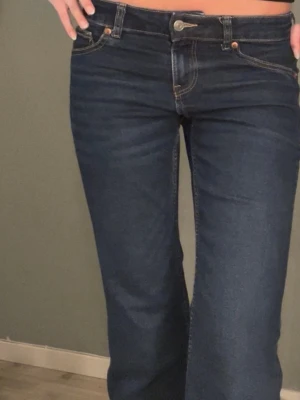Bootcut jeans  - Snygga mörkblå jeans!! Bootcut, low waist från hm. Skriv för mått eller frågor❤️