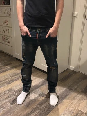 DSQUARED2 blå jeans med slitningar - Säljer ett par feta  mörkblå jeans från DSQUARED2. Helt nya! Storlek 34. Jag är 183
