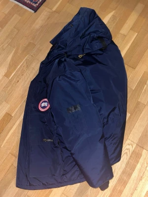 Canada Goose jacka  - Säljer en äkta Canada Goose vinterjacka i bra skick. En klassisk och pålitlig jacka som är gjord för kalla temperaturer och håller värmen mycket bra.  🔹 Skick: Bra skick, normalt använd utan större slitage 🔹 Äkthet: Äkta – originaletiketter och korrekt Canada Goose-badge 🔹 Fyllning: Dun 🔹 Serie: Arctic Program  Jackan är stadig, varm och av hög kvalitet. Passar utmärkt som vardagsjacka under höst och vinter, även när det är riktigt kallt. Inga hål eller större defekter.