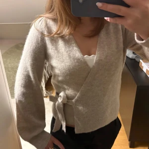 Beige stickad omlott tröja & other stories - Säljer min jättefina stickade tröja i omlott från & other stories, den är super duper fin men säljer pågrund av att jag inte använder den längre🥰materialet är jätte mysigt och superfin färg nu till våren🥹köpt för 600kr och är i jätte jätte fint skick! 