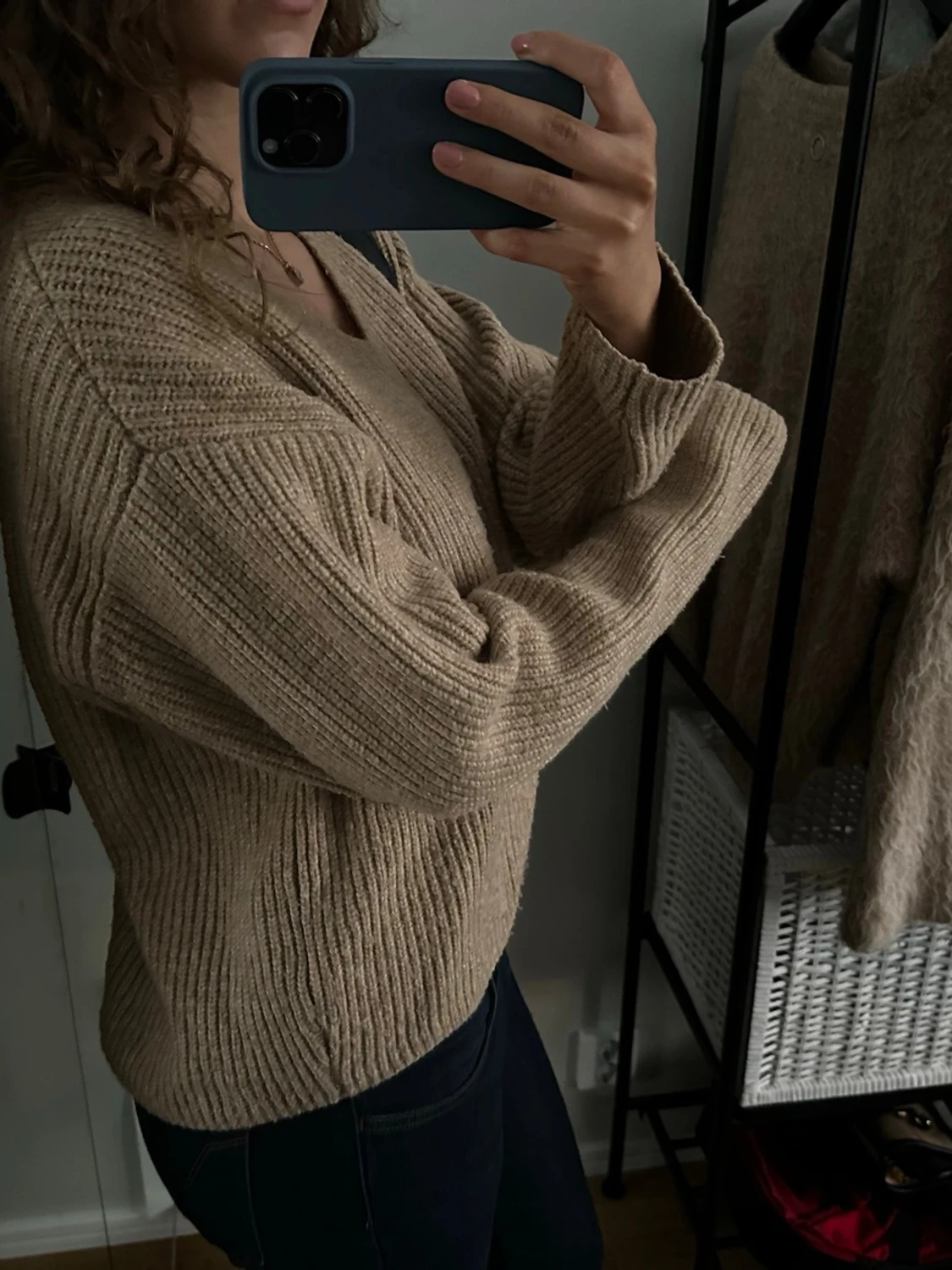 Beige stickad tröja med v-ringning - 1