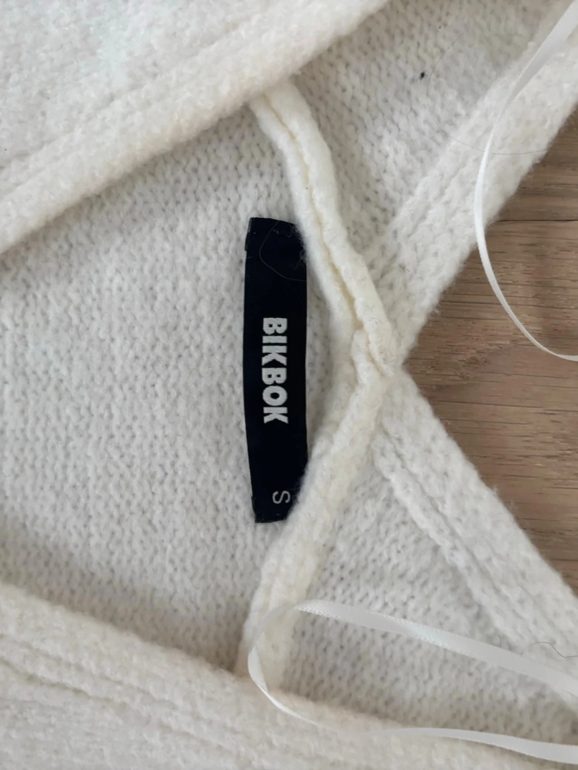 Vit stickad tröja från BikBok - 1