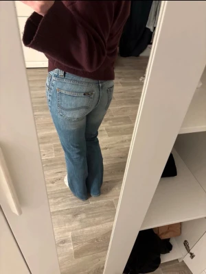 Blå bootcut jeans från Lee - super sköna low/mid waist bootcut jeans, passar mig perfekt som är typ 167❤️