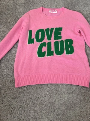 Rosa Kashmir tröja från From Future - Pris kan diskuteras Säljer en rosa Kashmir tröja från From Future med grönt tryck 'LOVE CLUB' på bröstet. Tröjan har rund halsringning, långa ärmar och ribbade muddar vid ärmslut och nederkant. Perfekt för dig som vill ha en färgglad och statement vardagslook.
